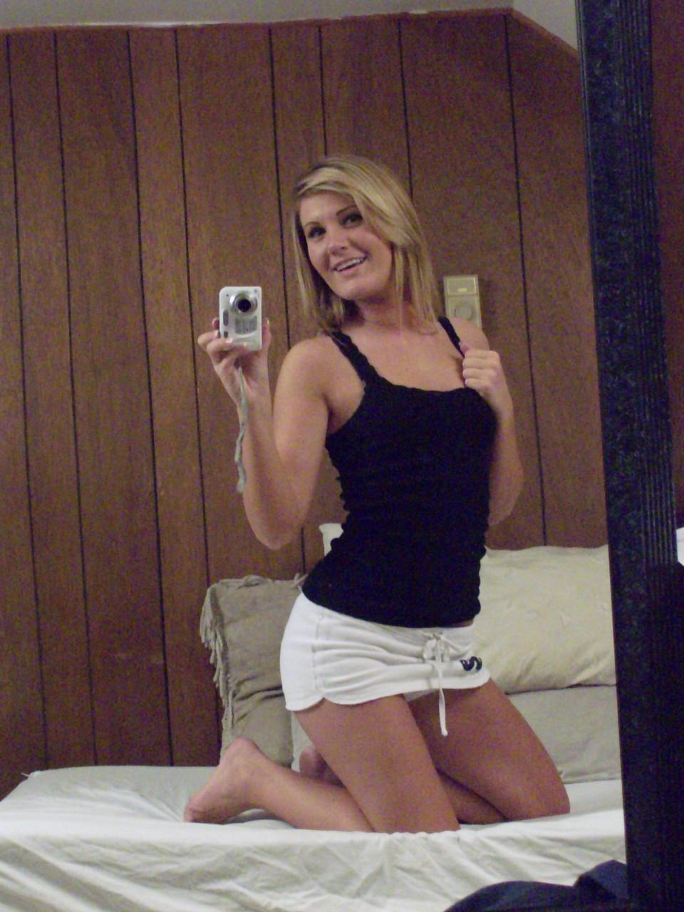 20P A loira amadora Adrina Scott se filma se despindo e posando no espelho