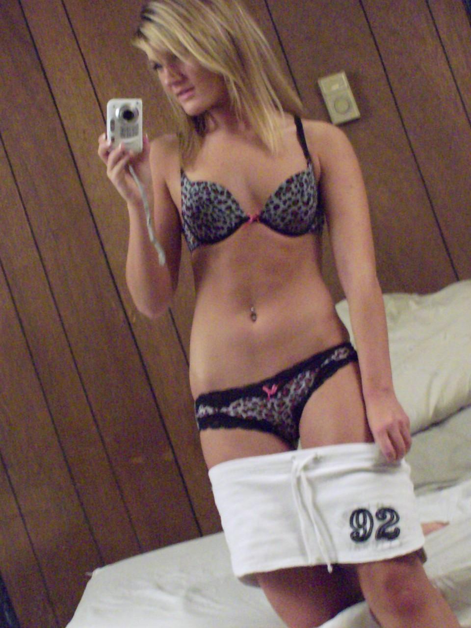 20P A loira amadora Adrina Scott se filma se despindo e posando no espelho