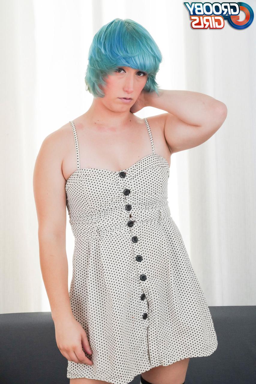 16P Amateur-Shemale Nikki Mayhem zieht sich in einem Solo aus und zeigt ihren großen Arsch und Schwanz