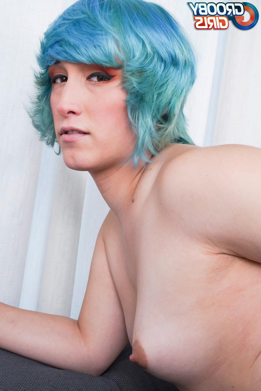 16P Amateur-Shemale Nikki Mayhem zieht sich in einem Solo aus und zeigt ihren großen Arsch und Schwanz