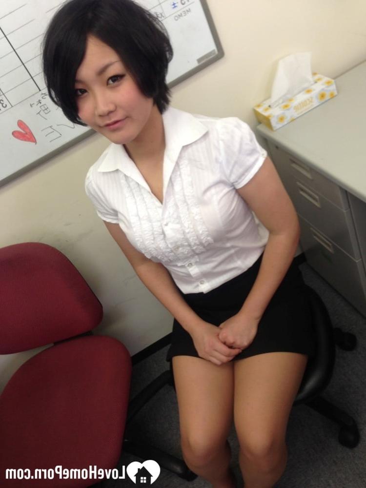13P Asiatique aux cheveux noirs se fait défoncer la chatte poilue dans une action missionnaire en POV