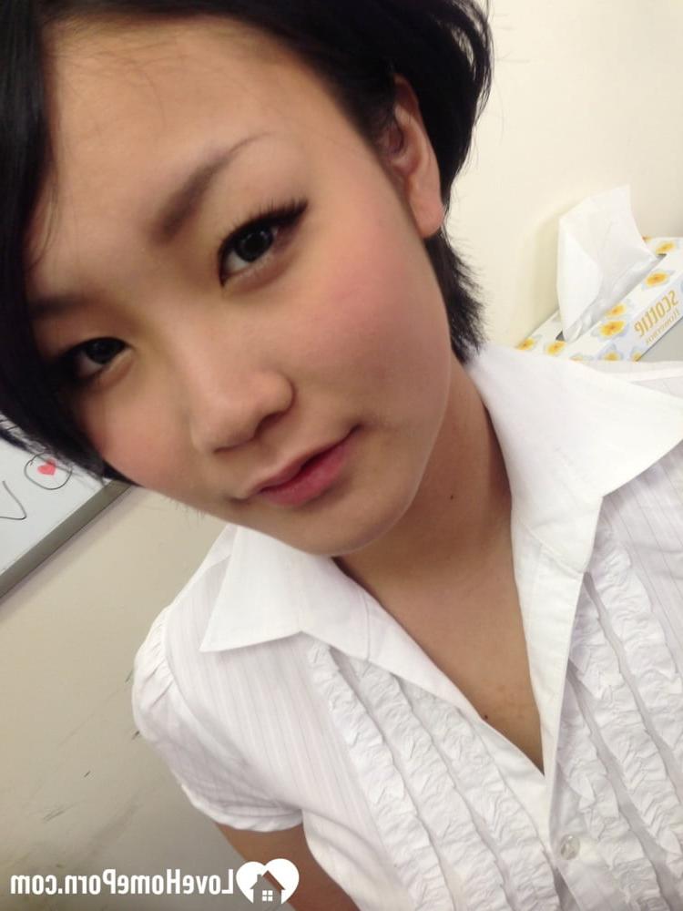 13P Asiatique aux cheveux noirs se fait défoncer la chatte poilue dans une action missionnaire en POV
