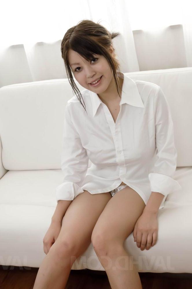 12P A gracinha japonesa Sara faz um boquete enquanto usava blusa e calcinha de renda