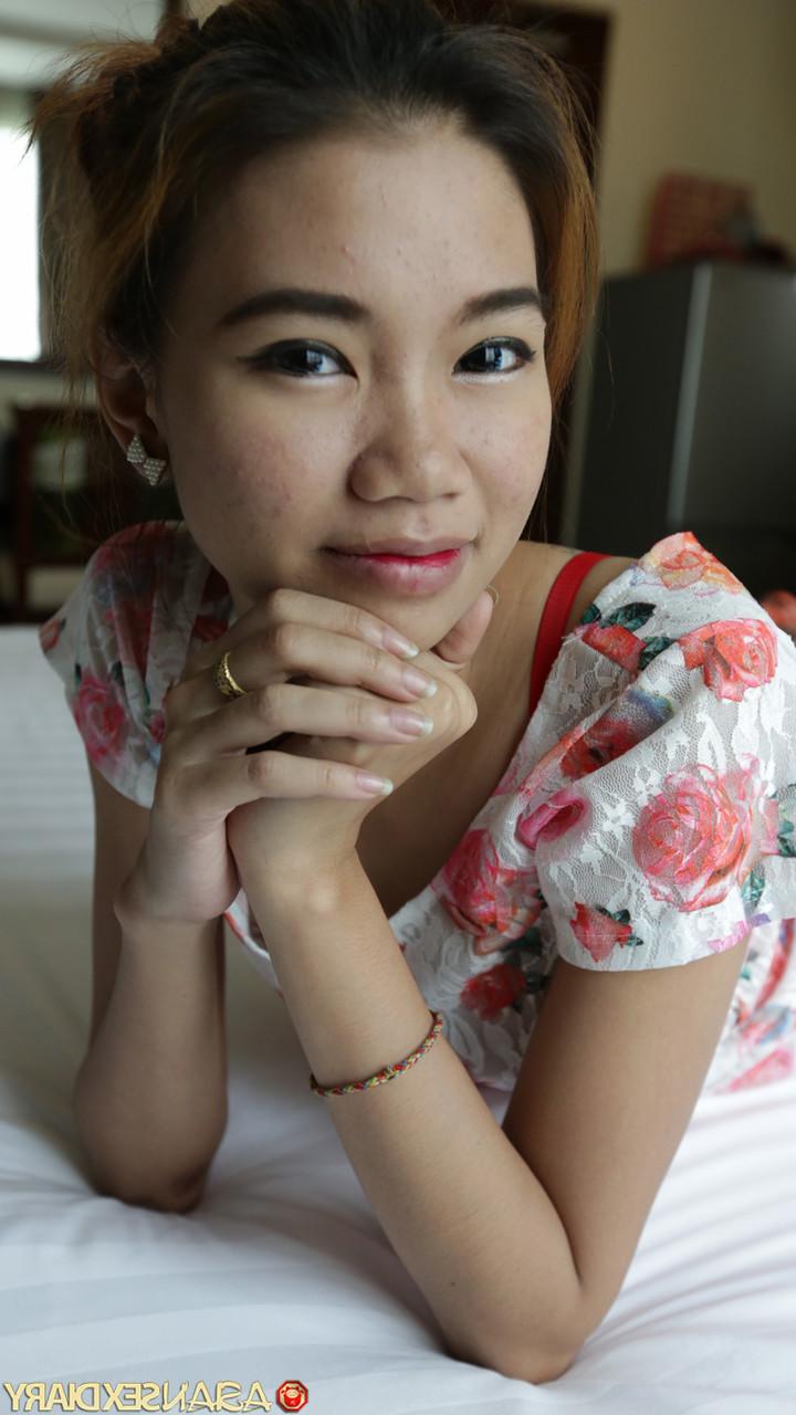 20P Die süße asiatische Amateurin Oay zeigt ihren kleinen Arsch und bekommt einen POV-Muschi-Fick