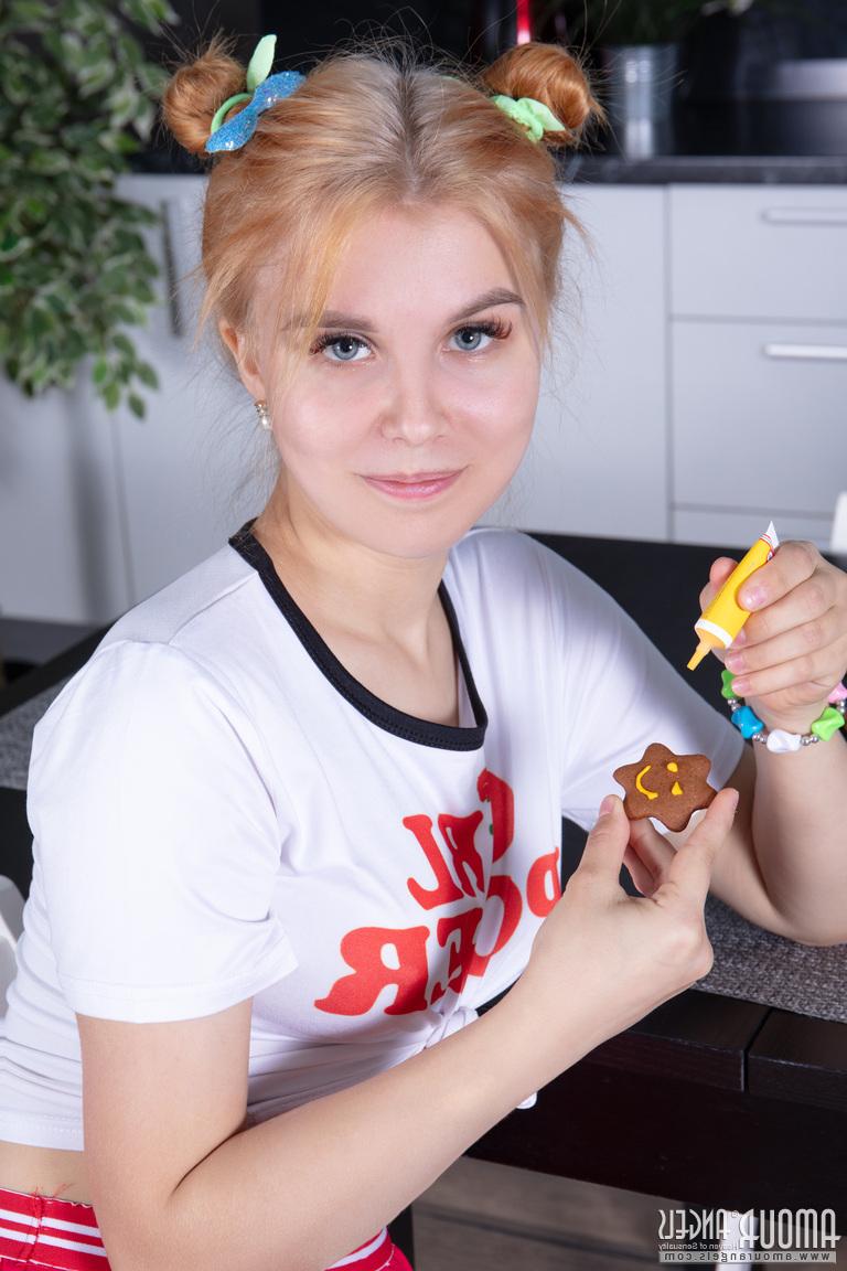 20P Linda adolescente Mari decora biscoitos antes de ficar totalmente nua