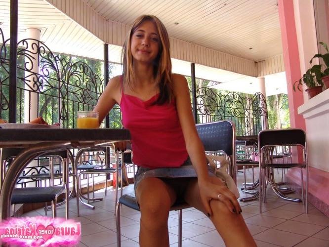 15P Bela adolescente não usa calcinha por baixo da saia enquanto janta em público
