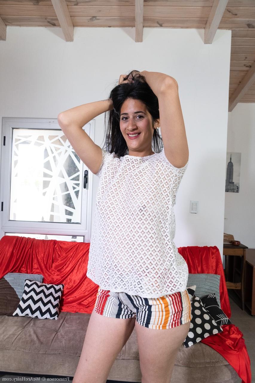 20P A amadora de cabelos escuros Francesca revela seus lindos seios e buceta peluda em um solo