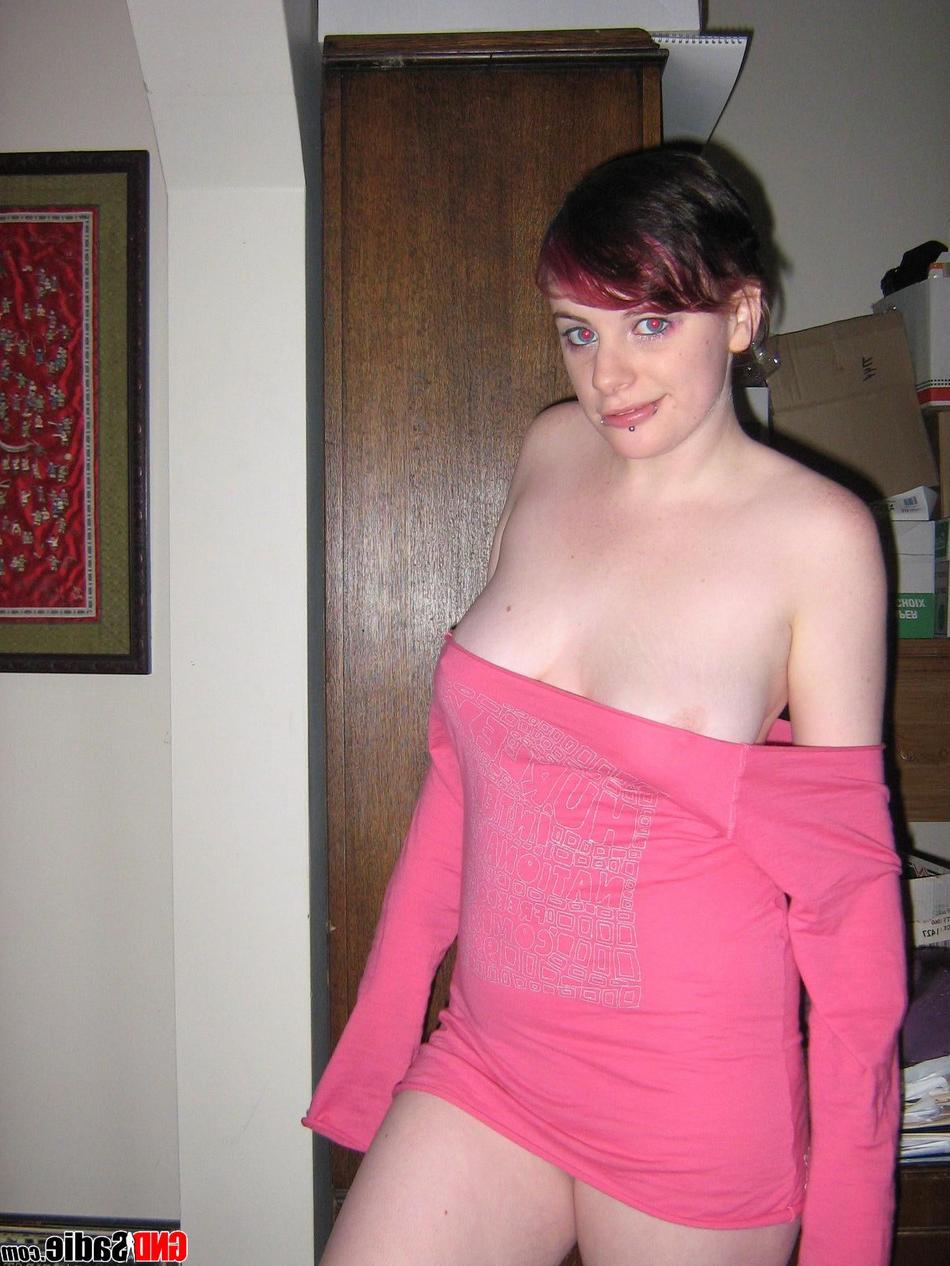 12P Junge Amateurin mit kurzen roten Haaren macht nackte Selfies im SFW-Stil