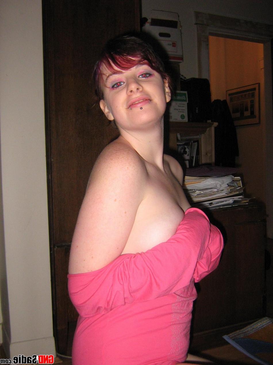 12P Junge Amateurin mit kurzen roten Haaren macht nackte Selfies im SFW-Stil