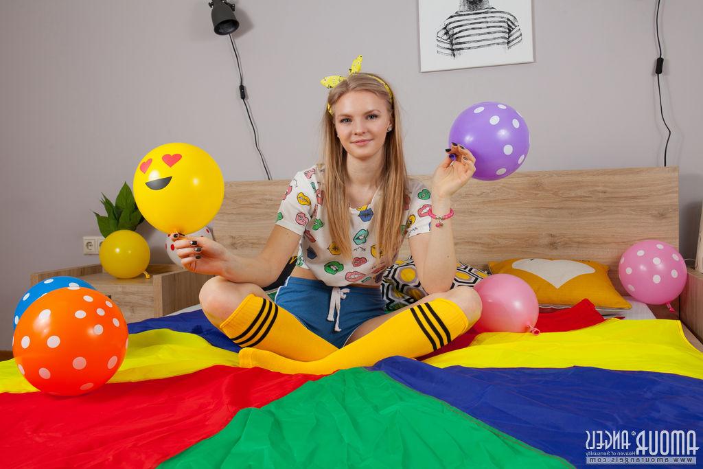 20P La adorable joven Fabi se desnuda totalmente antes de sostener un globo