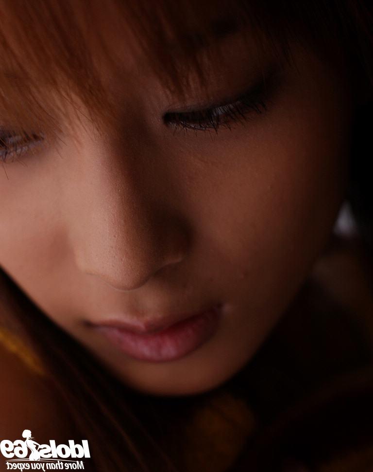 16P Doce asiática gata Ryoko Mitake descobrindo lentamente suas lindas curvas