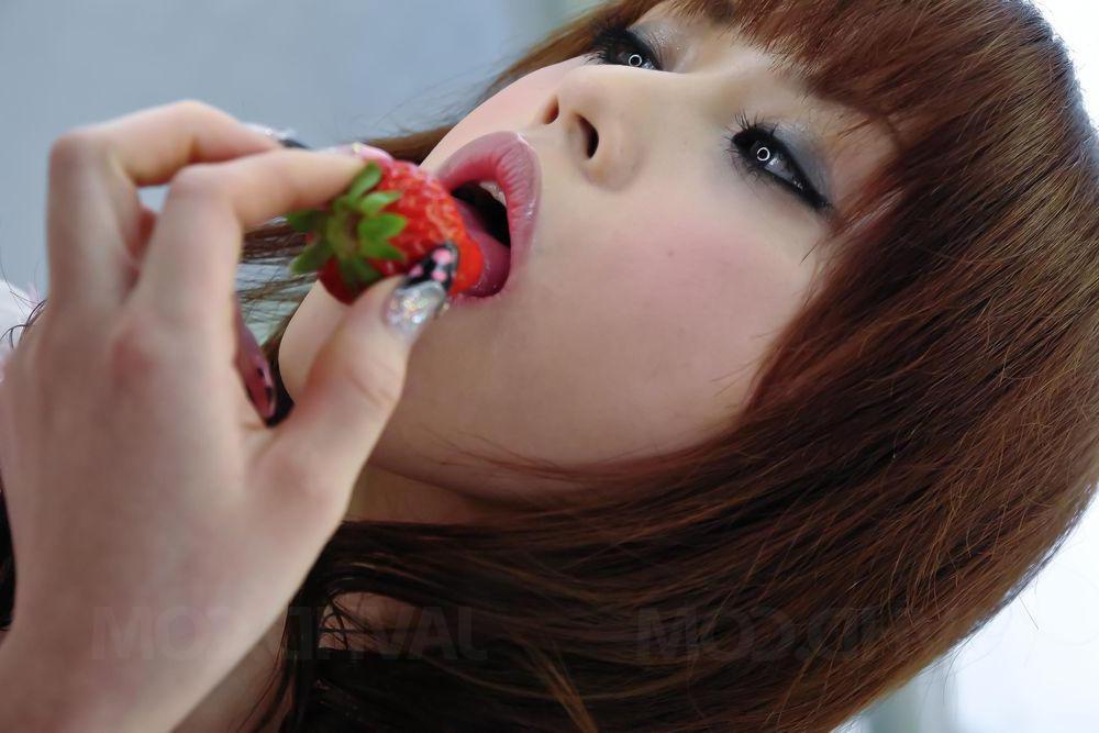 16P Das rothaarige japanische Mädchen Miina Yoshihara masturbiert, nachdem es Erdbeeren gegessen hat