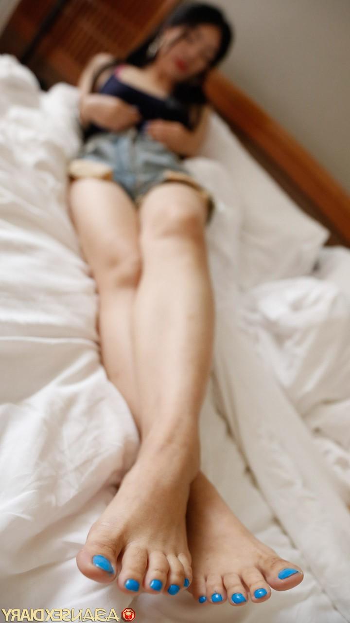 20P A pequena menina asiática Vikki mostra seus pés sensuais antes de chupar e foder um pau