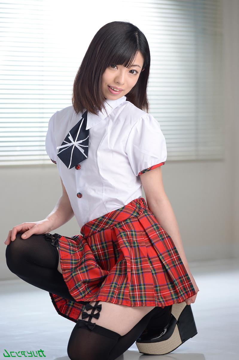 20P L'écolière japonaise Amina Kiuchi se fait défoncer et jizzed sa chatte serrée.