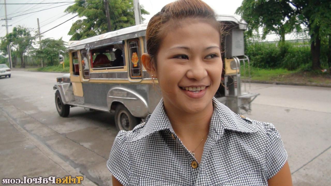 20P La philippine sexy Shane Aquino montre ses seins et ses fesses encrées avant de baiser.