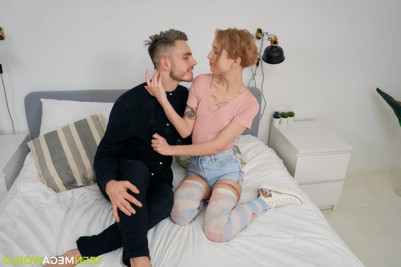 20P La bombasse arable Tea Mint perd sa virginité anale avec son petit ami