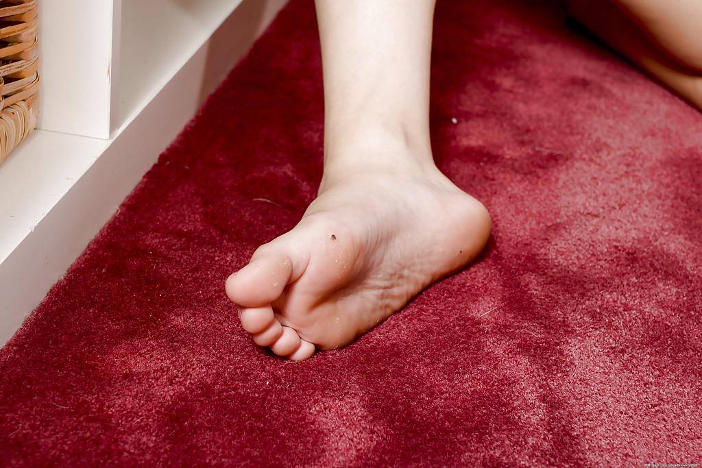 16P Séductrice amateur mince se déshabille pour exposer sa chatte et ses pieds sexy