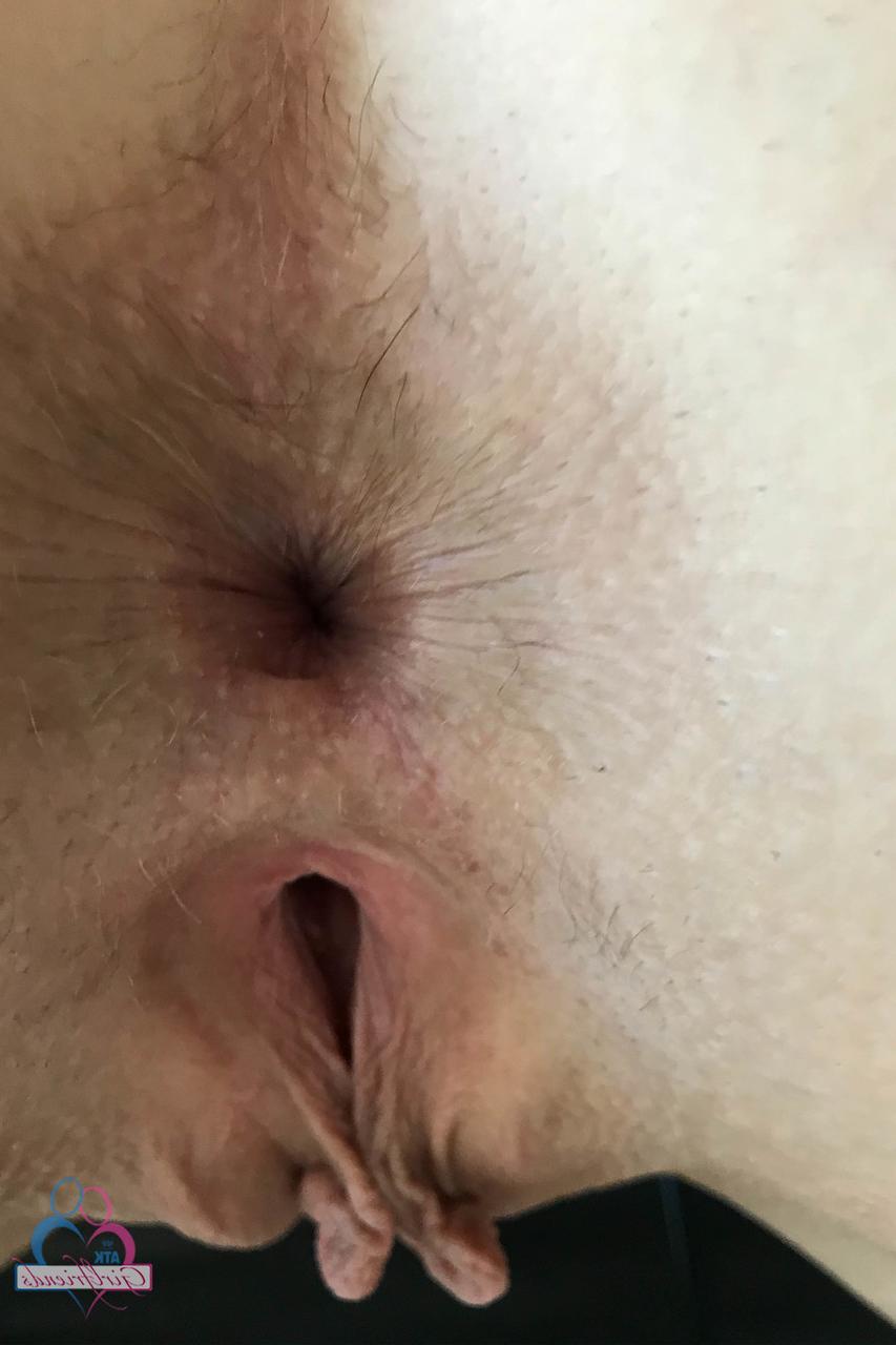 20P La sexy rubia Ashley Manson muestra sus deliciosos labios vaginales de cerca