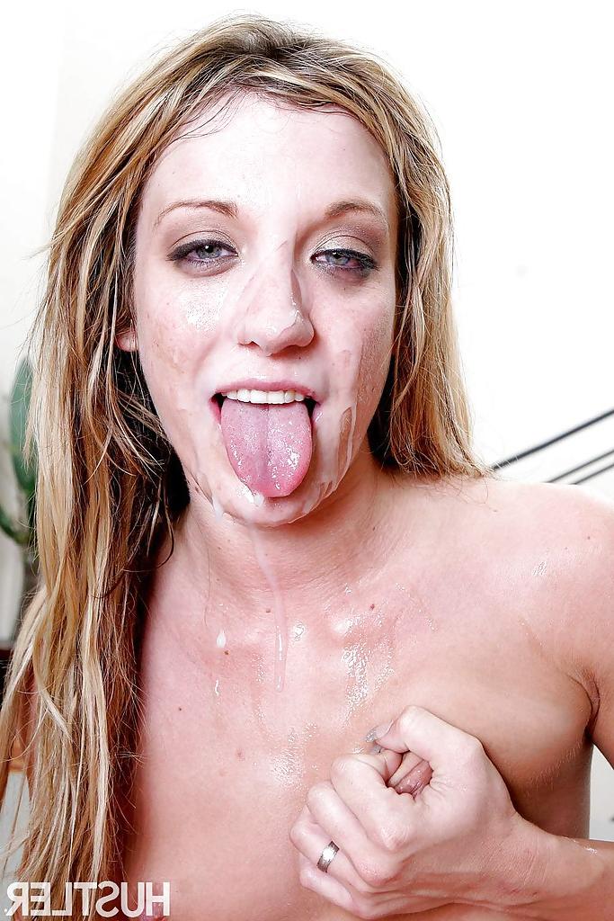 16P La star du porno Amy Brooke tente une double pénétration hardcore sur le lit.