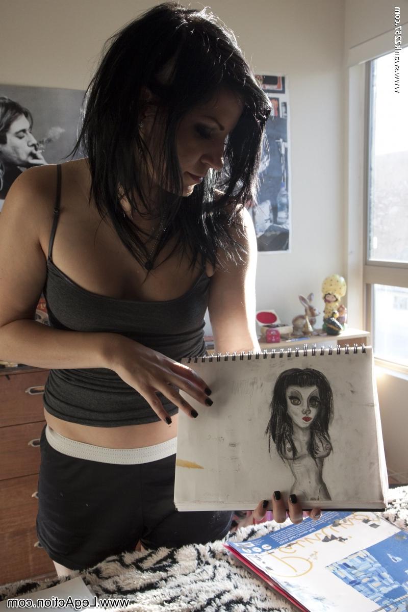 20P Das dunkelhaarige, tätowierte Babe Tori Lux entblößt ihren Körper und spielt mit ihren Löchern
