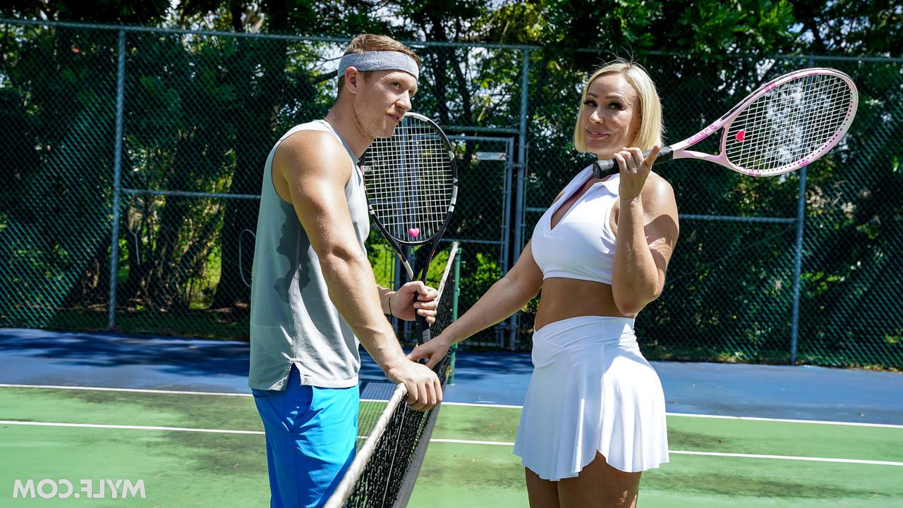 20P 大きなお尻のテニス熟女メラニー・モンローが巨乳を見せて犯される