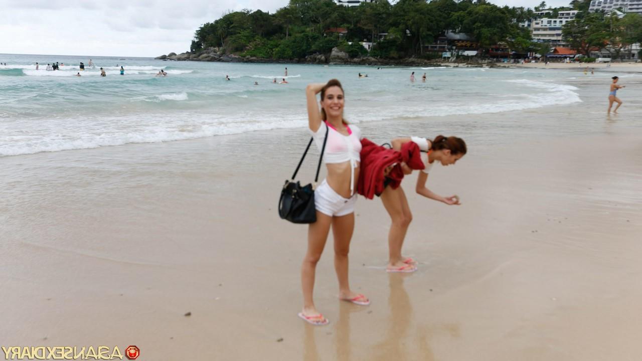 20P Twins Nikky and Kitty pose in their bikinis and give a double blowjob