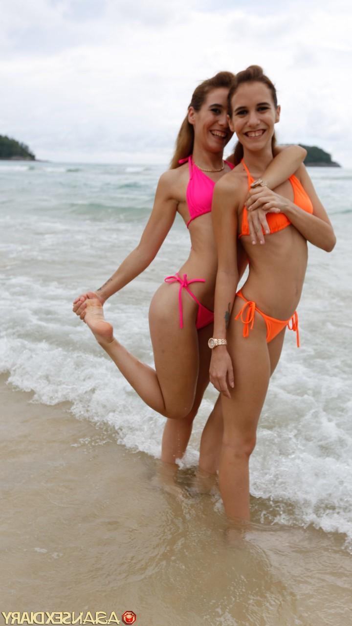 20P Twins Nikky and Kitty pose in their bikinis and give a double blowjob