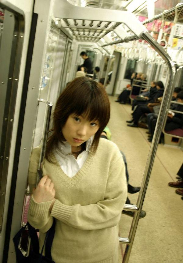 16P L'étudiante japonaise Hina Tachibana enlève son uniforme alors qu'elle porte un bikini rouge.