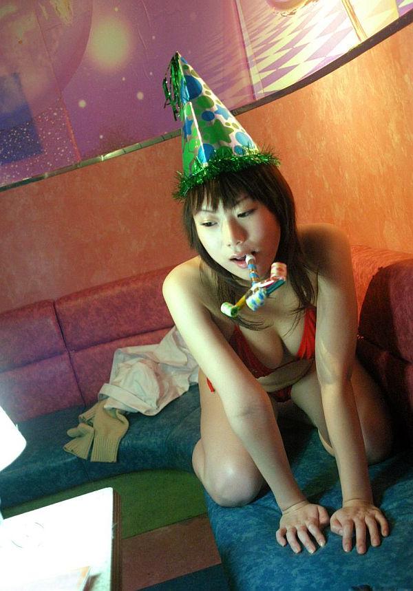 16P L'étudiante japonaise Hina Tachibana enlève son uniforme alors qu'elle porte un bikini rouge.