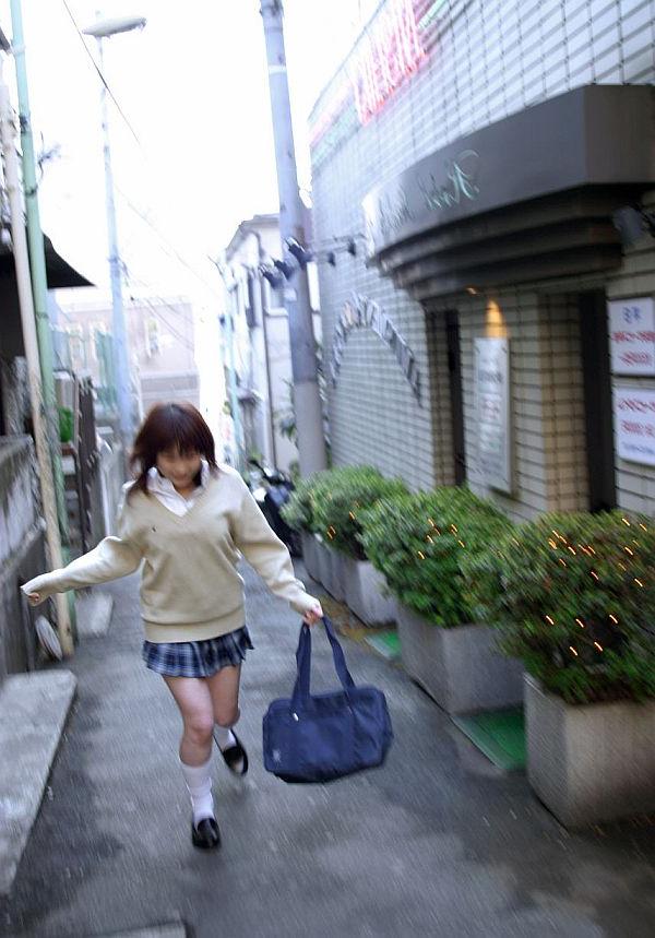16P L'étudiante japonaise Hina Tachibana enlève son uniforme alors qu'elle porte un bikini rouge.