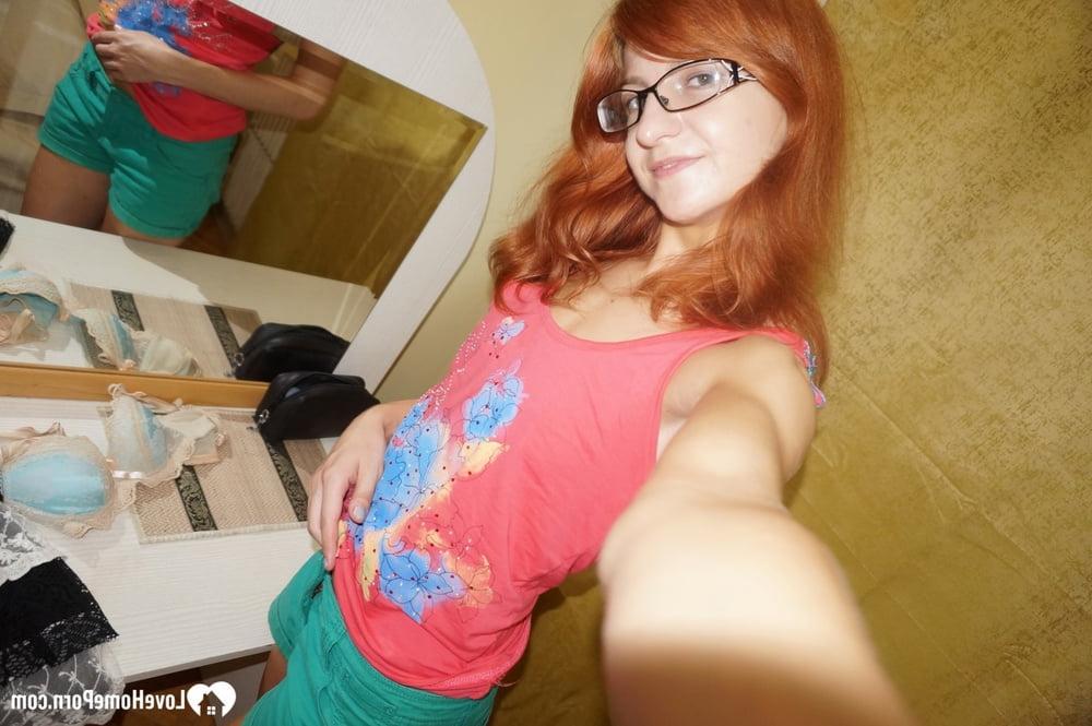 20P Amateur rousse montre ses petits seins tout en prenant des selfies nus