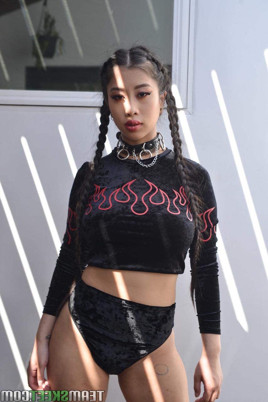 20P Die verführerische und vollbusige asiatische Teenagerin Jade Kush lässt sich hart in die Muschi ficken