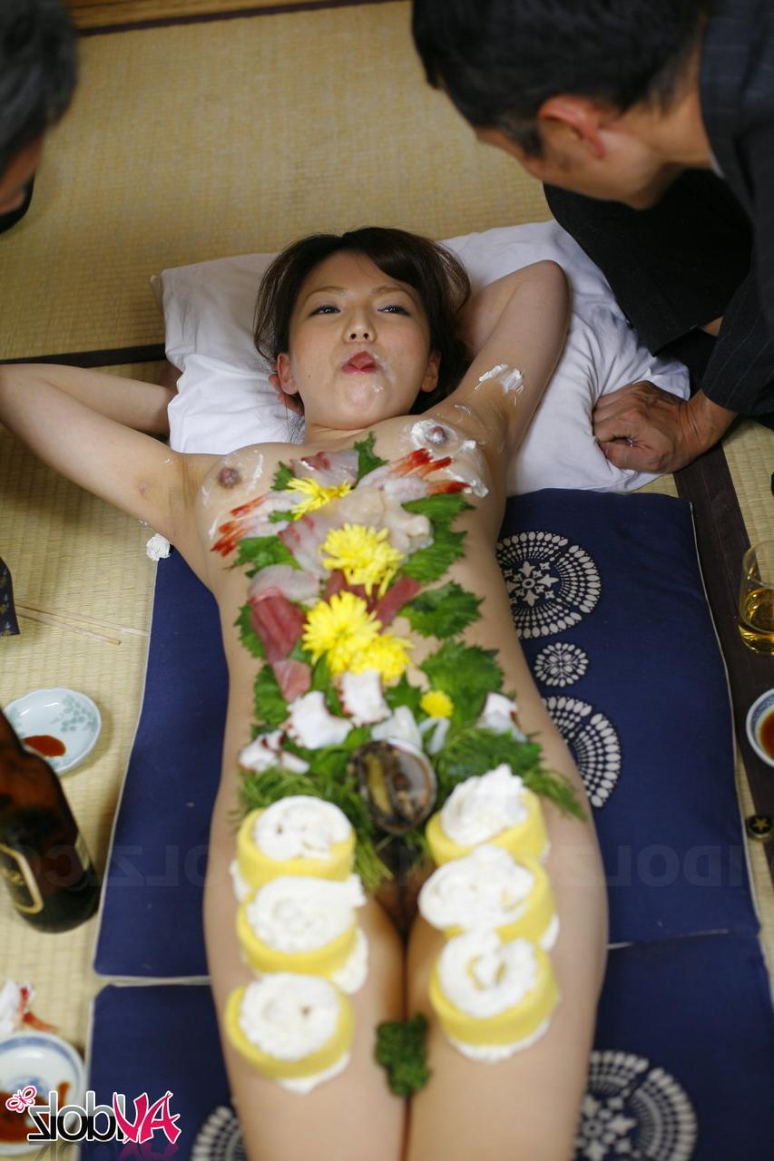 20P Der Körper des japanischen Luders Asuka Ayanami wird als Teller für geile Männer benutzt