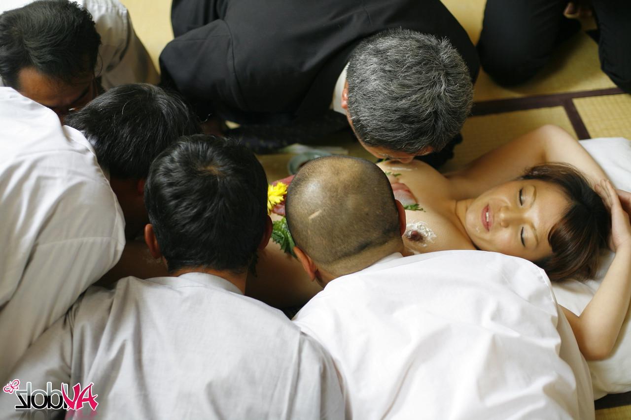 20P Der Körper des japanischen Luders Asuka Ayanami wird als Teller für geile Männer benutzt