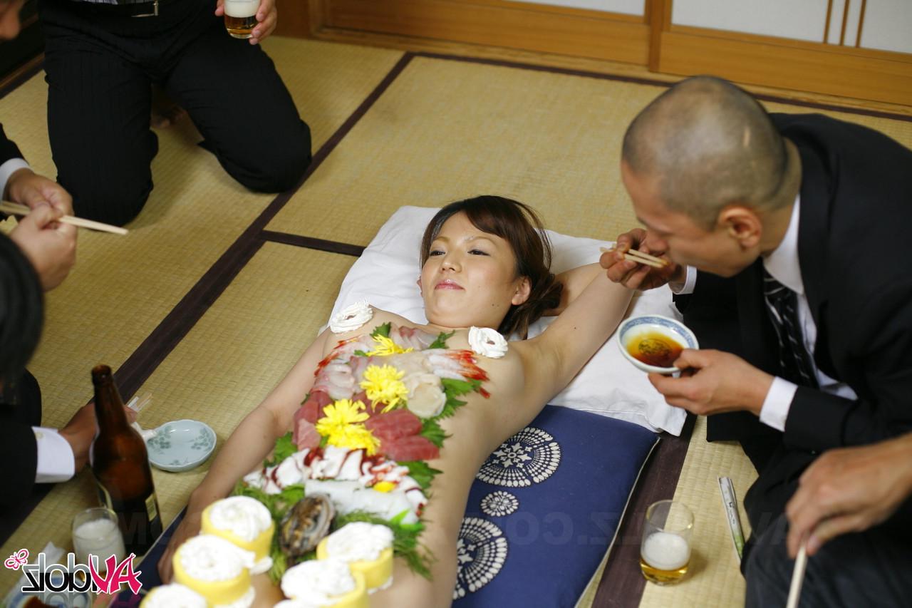 20P Der Körper des japanischen Luders Asuka Ayanami wird als Teller für geile Männer benutzt