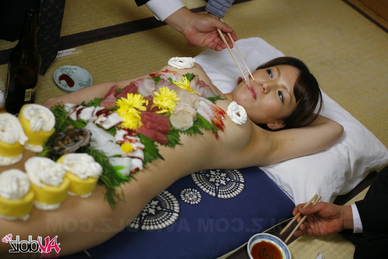 20P Der Körper des japanischen Luders Asuka Ayanami wird als Teller für geile Männer benutzt
