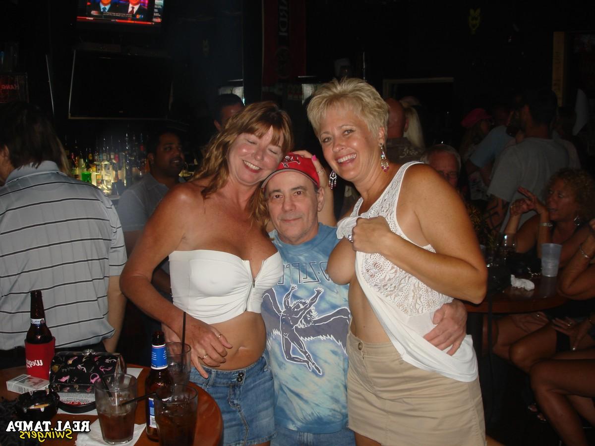 20P La rubia madura Gabby Smith y sus traviesos compinches muestran sus tetas en una fiesta salvaje
