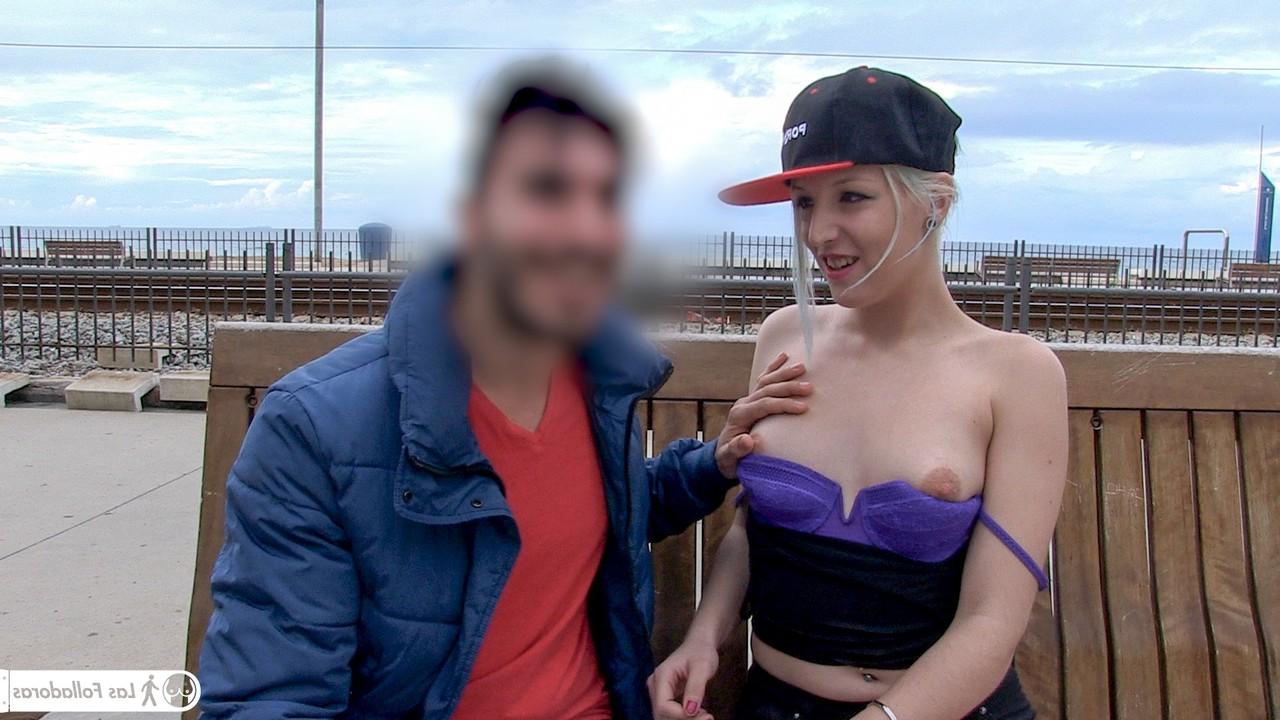 17P Estrella porno rubia atrevida sale a la calle en busca de carne fresca para follar