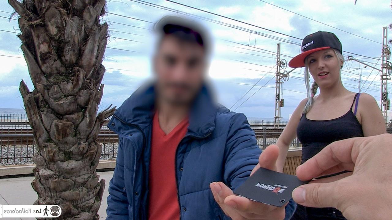 17P Estrella porno rubia atrevida sale a la calle en busca de carne fresca para follar