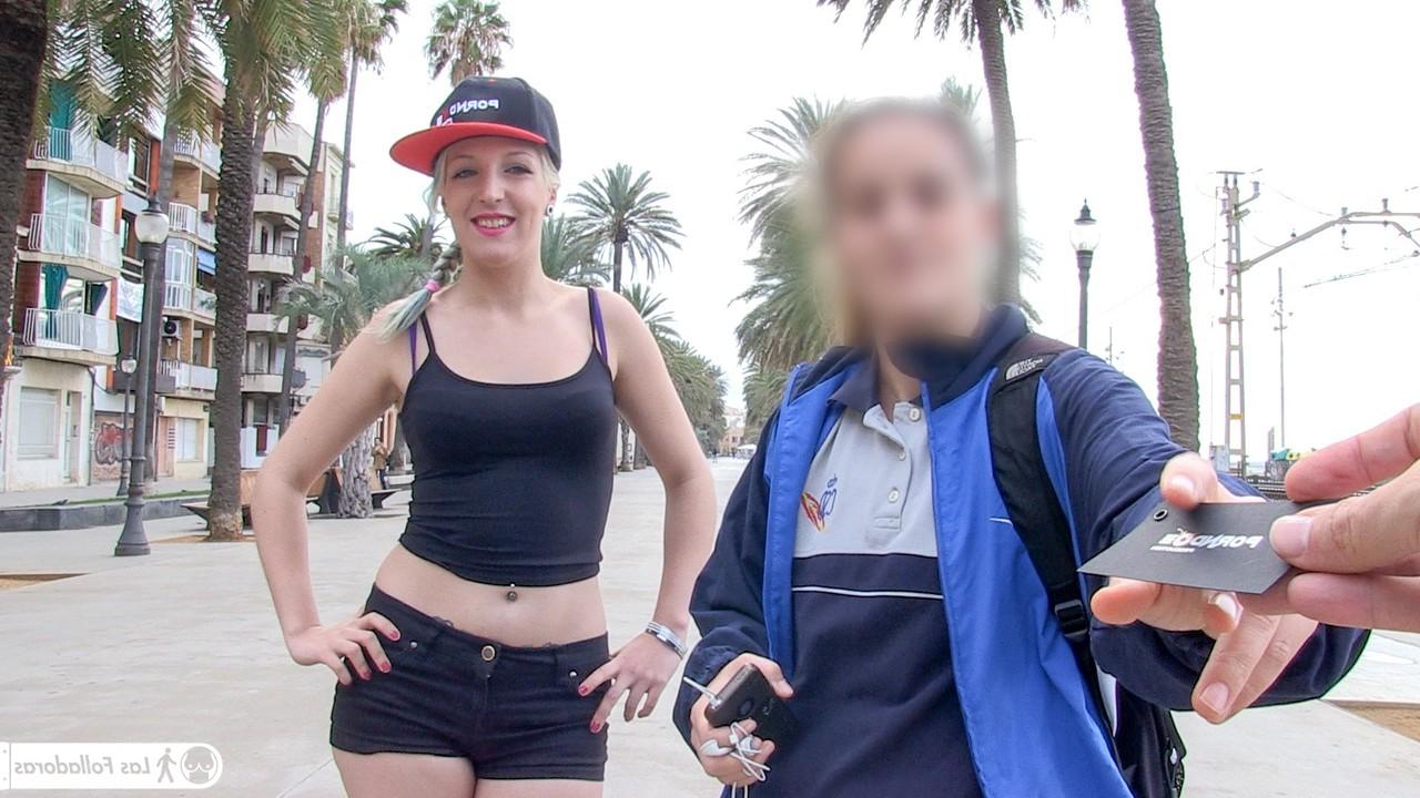 17P Estrella porno rubia atrevida sale a la calle en busca de carne fresca para follar