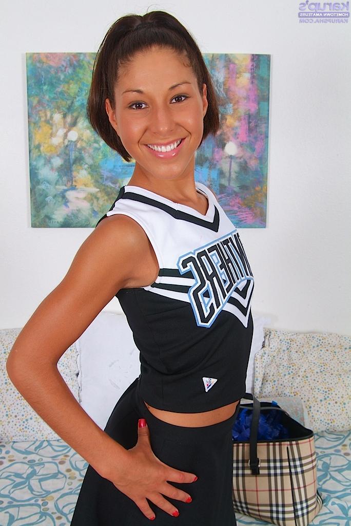 15P La pom-pom girl latina Isabella enlève son uniforme dans sa chambre.