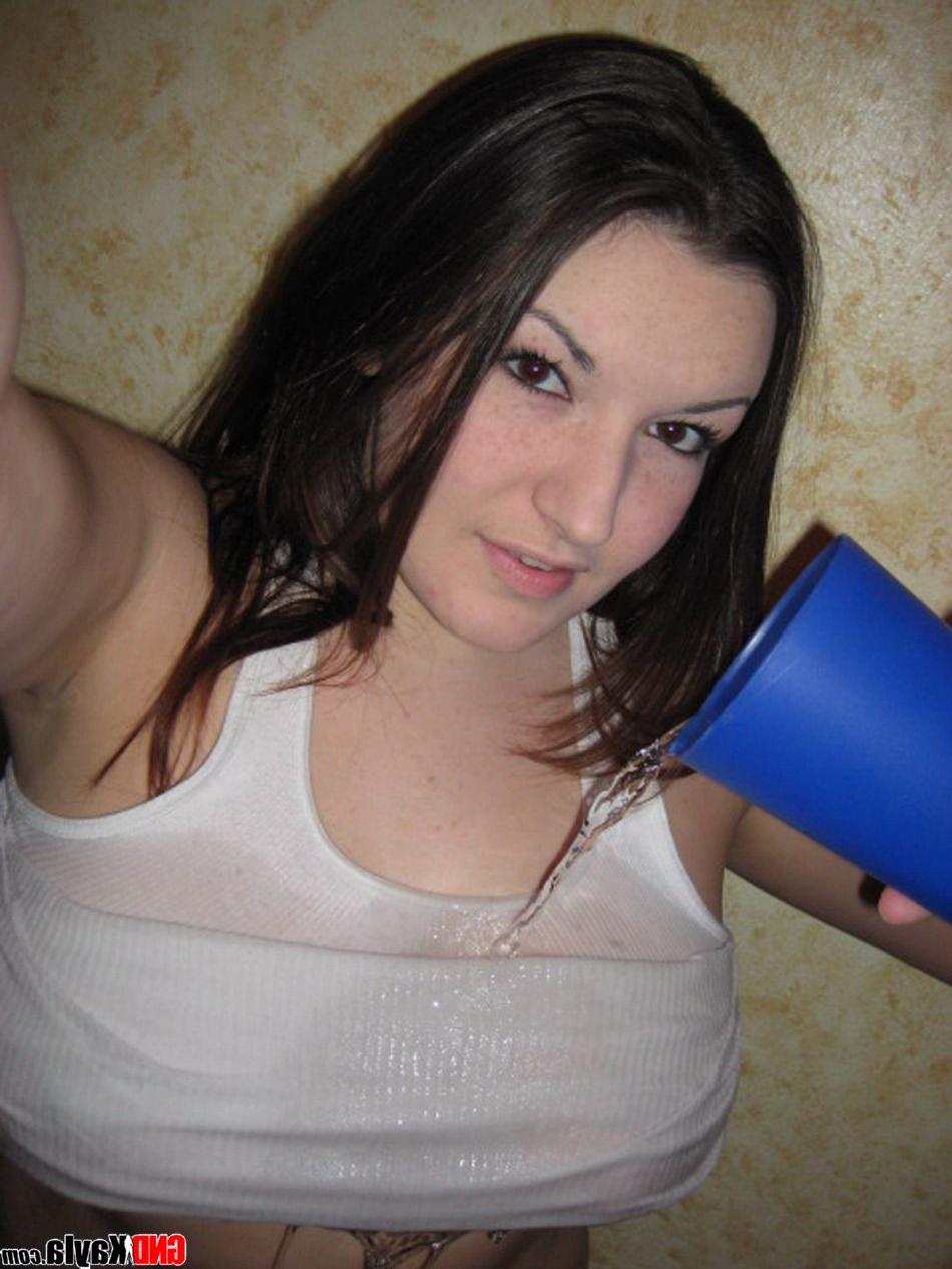 12P Une amatrice brune modèle un débardeur mouillé pendant une action de prise de vue non nue.
