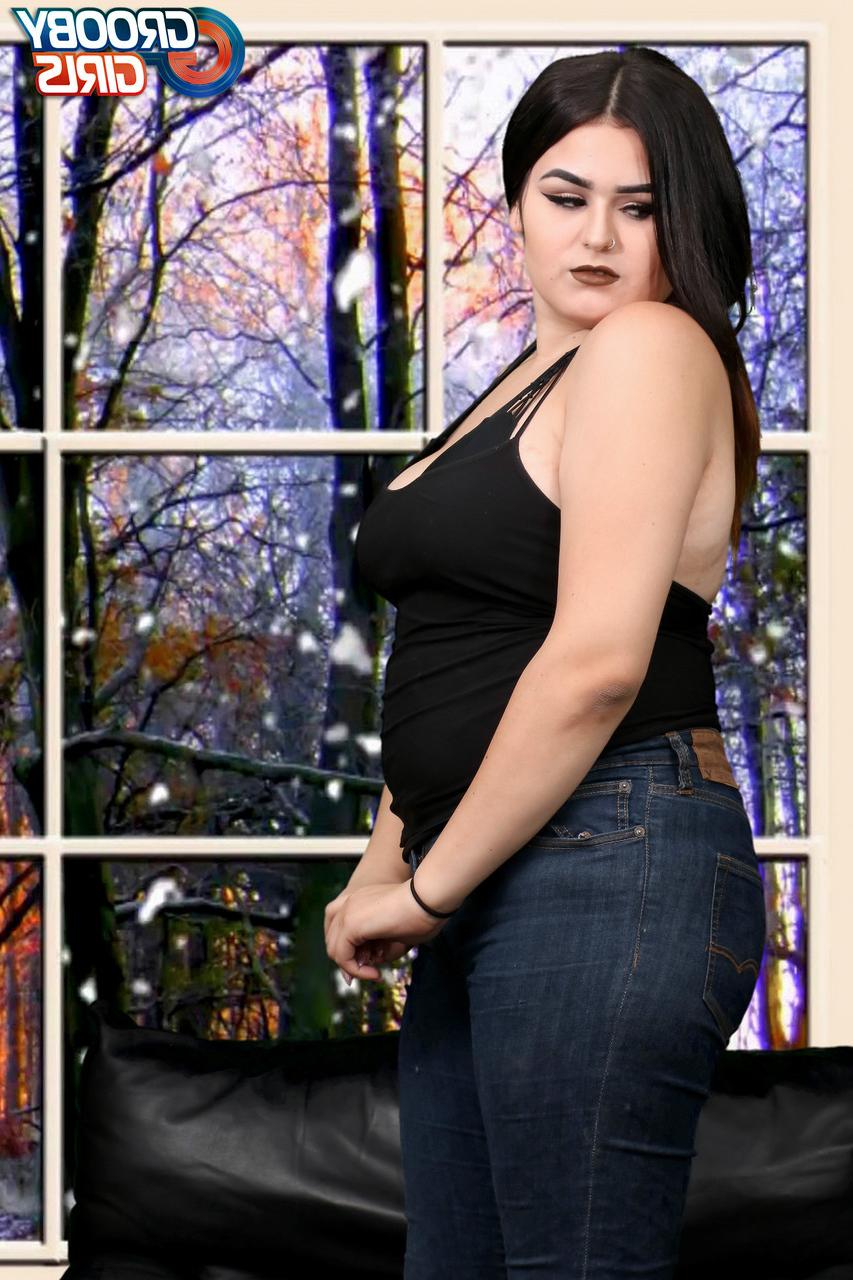 16P A travesti gordinha Veronica Cakes mostra seus peitos grandes e seu pau muito pequeno