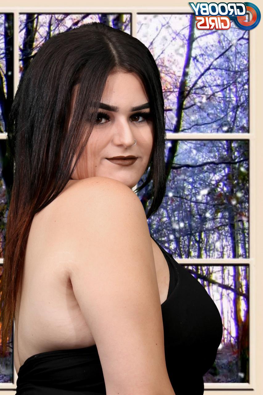 16P A travesti gordinha Veronica Cakes mostra seus peitos grandes e seu pau muito pequeno