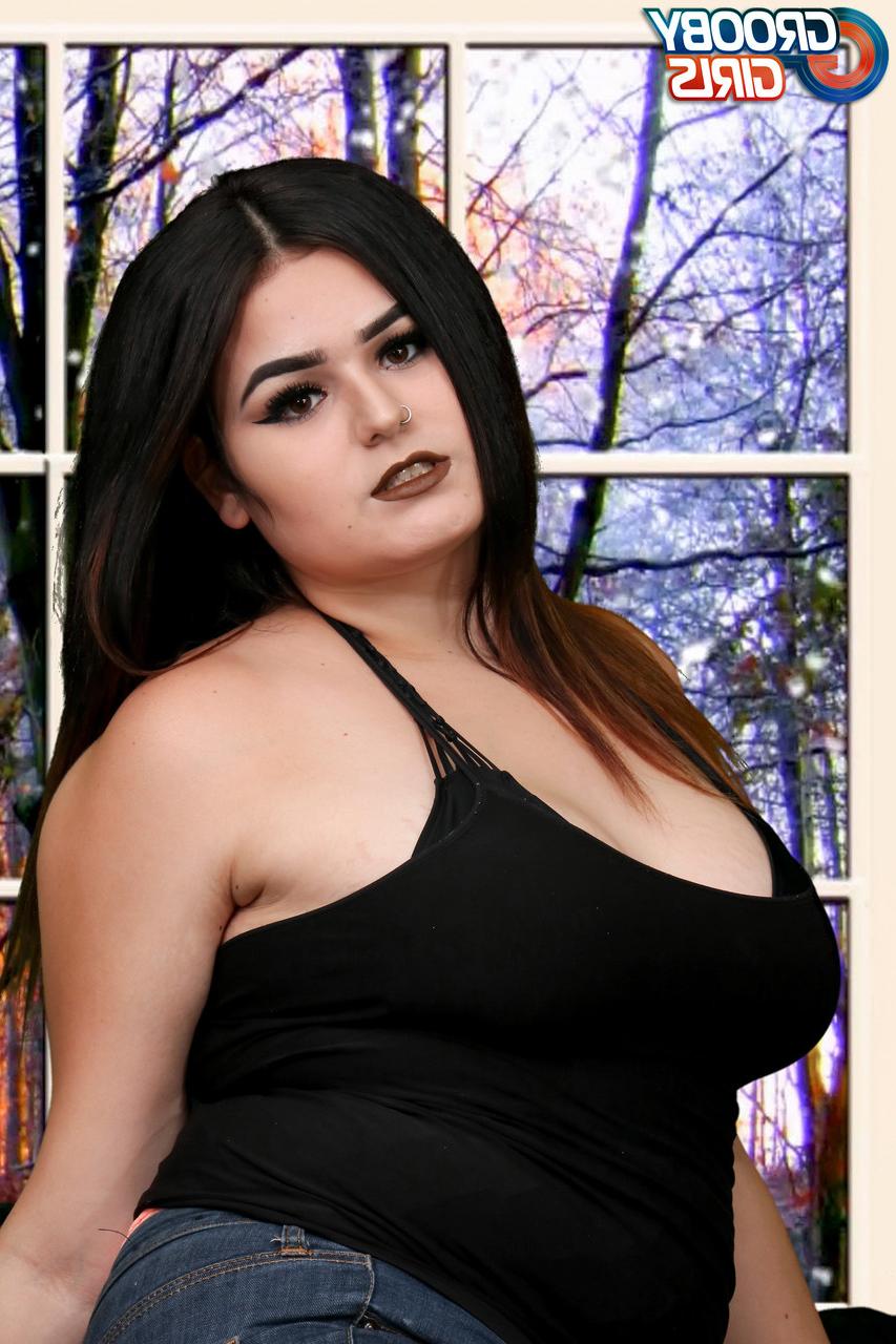 16P A travesti gordinha Veronica Cakes mostra seus peitos grandes e seu pau muito pequeno