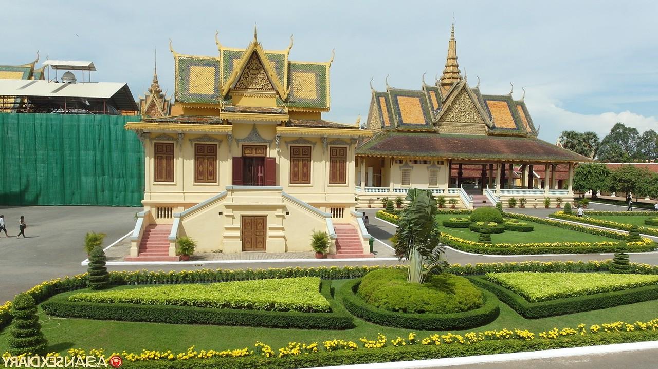20P La beauté thaïlandaise coquine Missy exhibe son corps et se prend une gaffe en missionnaire.