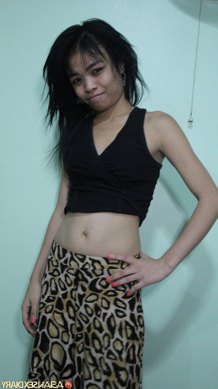 20P La beauté thaïlandaise coquine Missy exhibe son corps et se prend une gaffe en missionnaire.