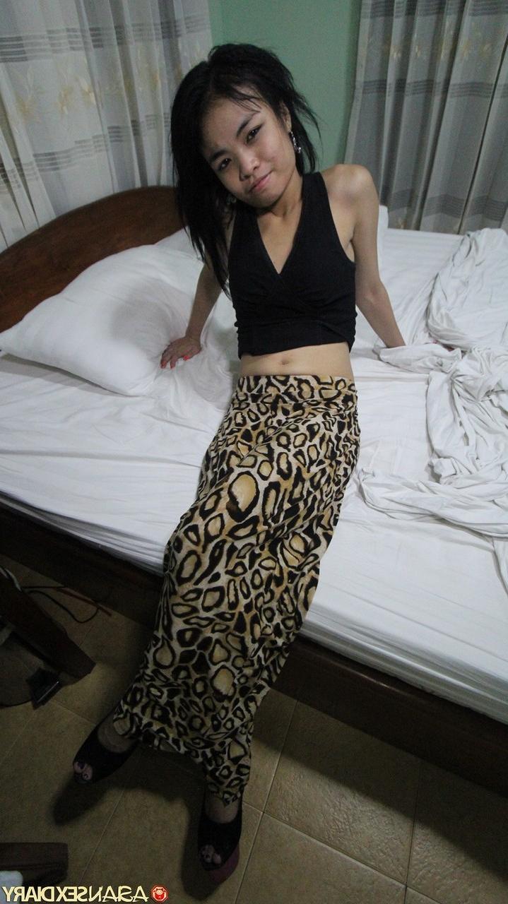 20P La beauté thaïlandaise coquine Missy exhibe son corps et se prend une gaffe en missionnaire.