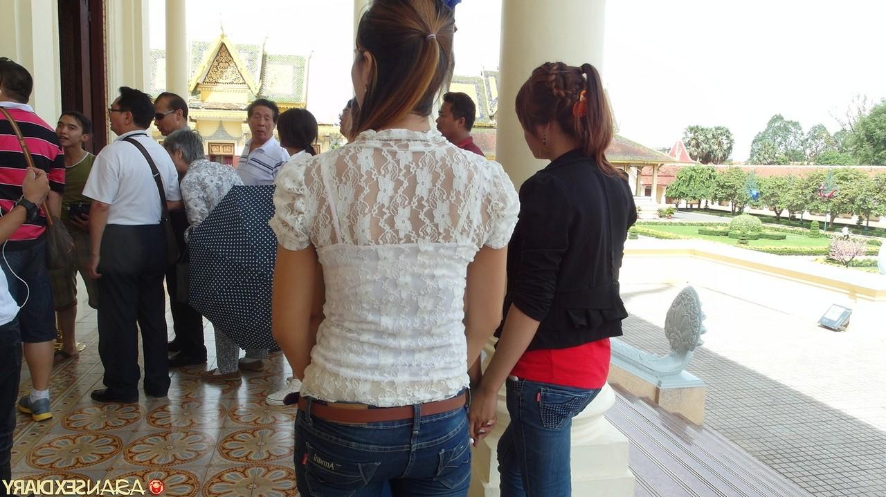 20P La beauté thaïlandaise coquine Missy exhibe son corps et se prend une gaffe en missionnaire.
