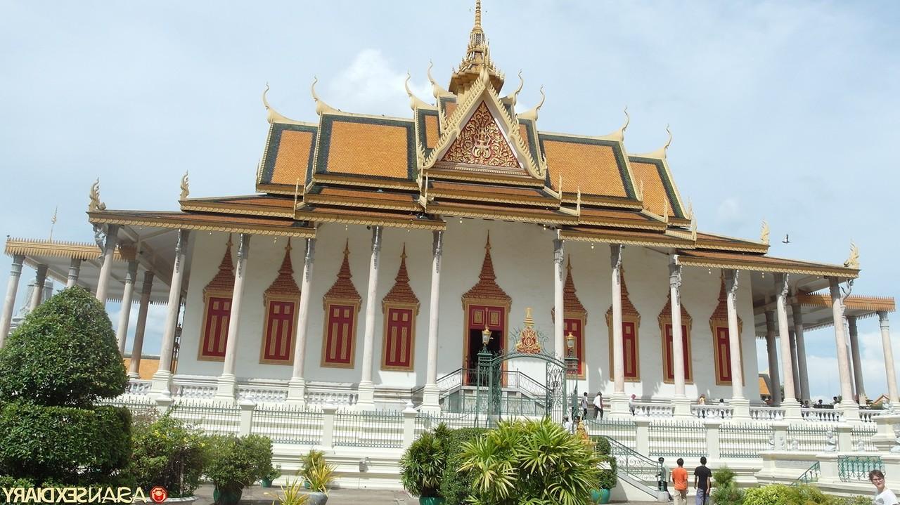 20P La beauté thaïlandaise coquine Missy exhibe son corps et se prend une gaffe en missionnaire.